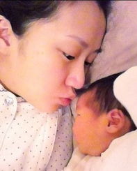  李念25日上午产下小龙女幸福晒合照讨红包