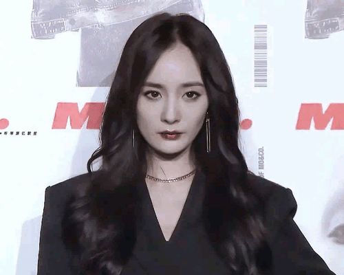  杨幂首演反派,白西装烟熏妆似女总裁,网友想露出真面目