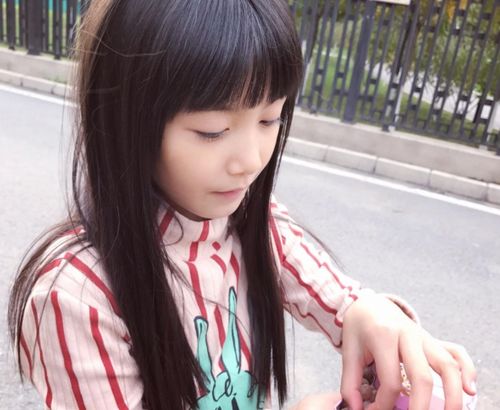  剪刀手女孩火遍全网,网友争着要娶她,现在长这样,还娶吗