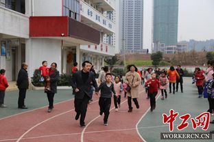  四川安岳县举行迎新春贺新年返乡农民工亲子越野跑活动