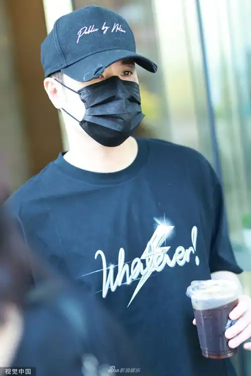  组图潘玮柏披荆斩棘上班手拿咖啡身材略发福