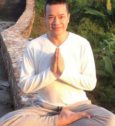 他曾与四大天王齐名,被富婆包养十年后变痴傻,看破红尘当了和尚