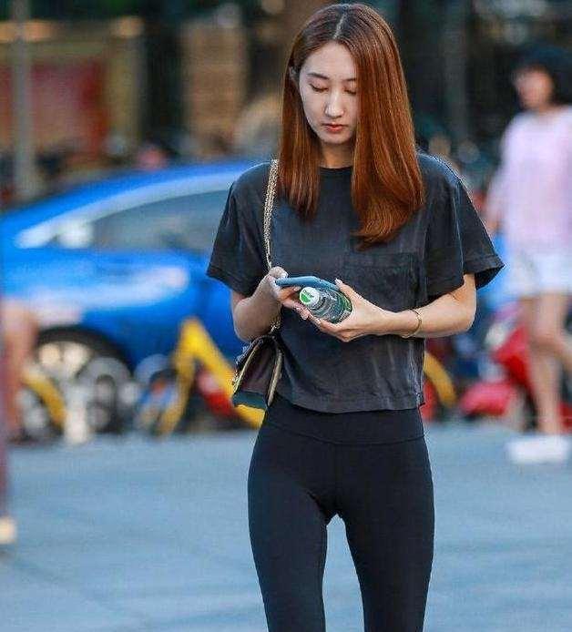  富有质感的瑜伽裤充满青春的运动活力,百搭耐看又大方,大方得体