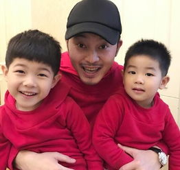  好温馨沙溢与两个儿子穿亲子装送新年祝福