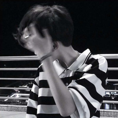  单手遮脸男生头像看不见正脸的图片