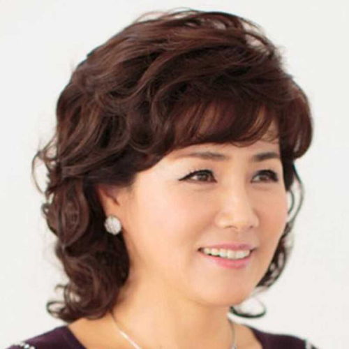  女人别乱烫头这几款发型特洋气显年轻,老公和同事都夸美