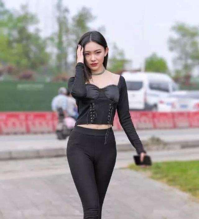 随性自然的瑜伽裤穿搭富有时尚感,带来别样的风情,又仙又美
