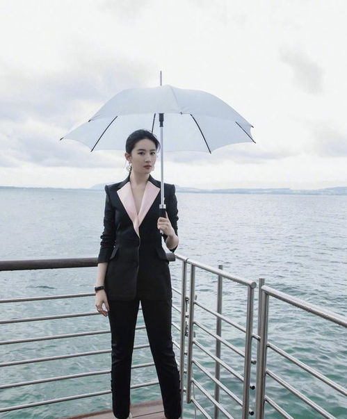  刘亦菲真是女神骨架,穿西装套装超霸气,帽子墨镜装备齐全
