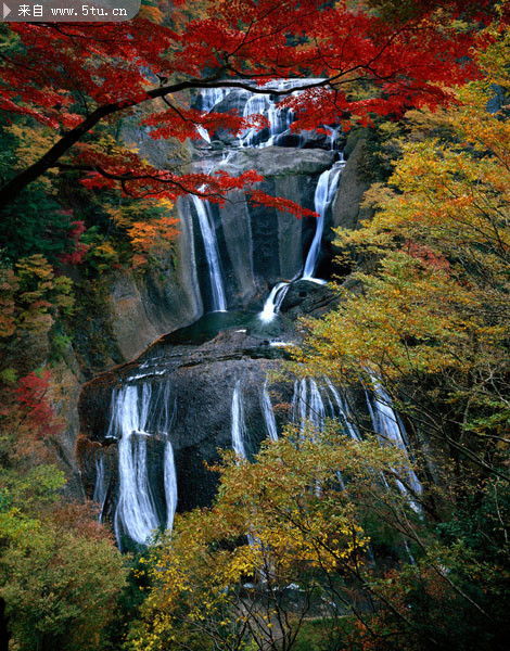  秋天高山流水瀑布图片自然风景挂历素材