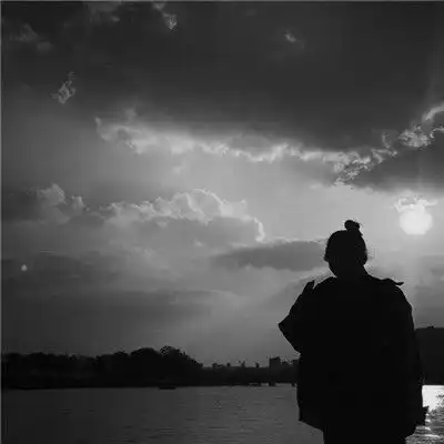  黑白单人情头身影两张,总有一天会反过来拥抱你