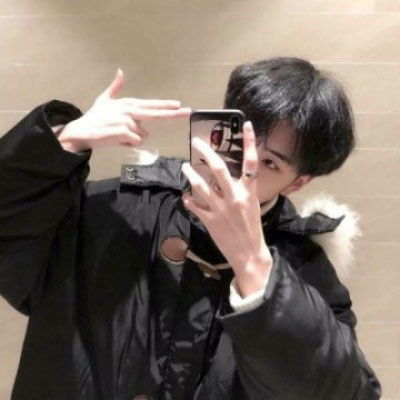  拿手机挡脸的简约干净男头手机拍照