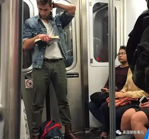  地铁上看书那么认真这些小哥哥,简直帅得我不能自已