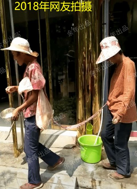  山东枣庄男子捆绑女子行乞,女子眼神忧郁,男子微笑如橡胶