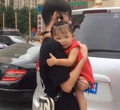 两兄妹年龄相差17岁,妹妹舍不得哥哥搂住不撒手,爱意满满