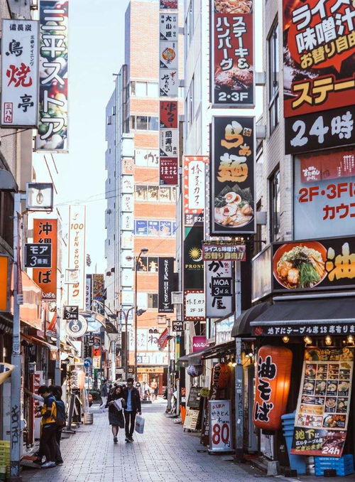  店铺招牌黑底白字,统一店招何时终结