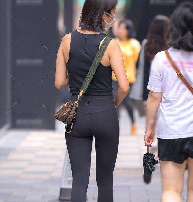  低调洋气的打底裤穿搭展现随意的姿态,穿着舒适个性,更显气场