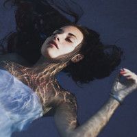 沉浮在水里游泳的唯美女生图片