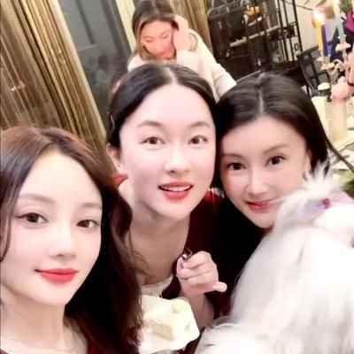  霍思燕李小璐甘薇聚会,穿同款红裙一起亲脸颊,泰迪姐妹团感情好