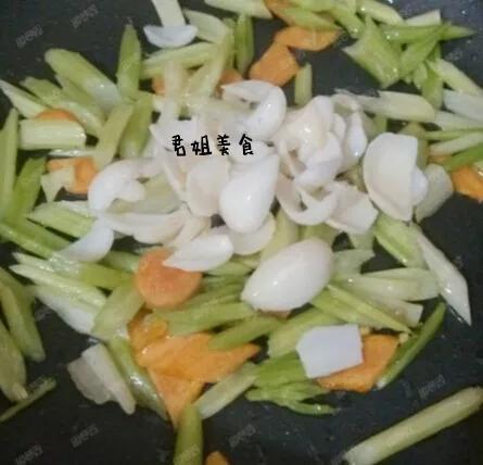  一荤一素红烧肉与西芹百合炒红萝卜的做法