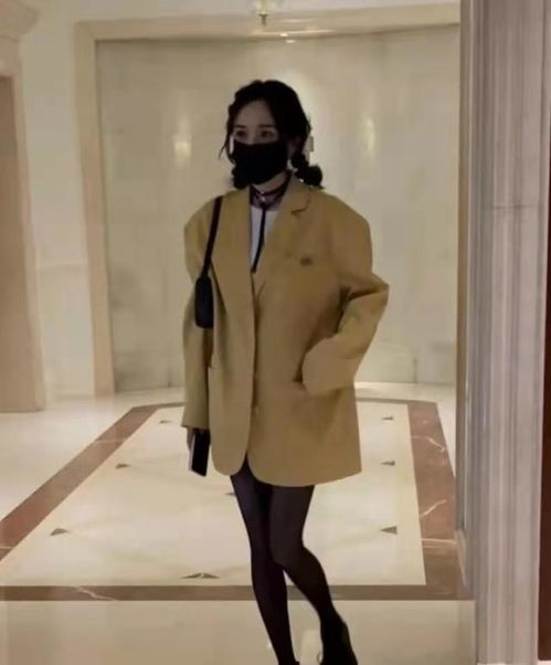  杨幂私下逛街都不忘秀美腿西装黑丝演绎性感范,变身霸气御姐