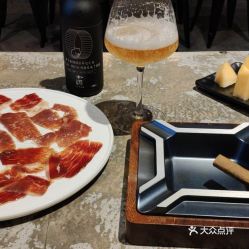 黑白猪头像西班牙火腿