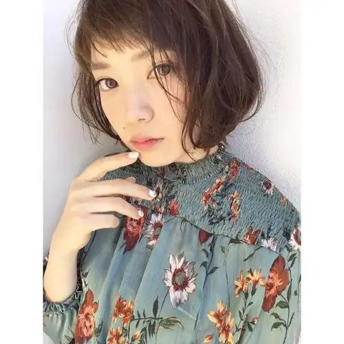 发量稀少的女生千万别拉直,这几款精致优雅发型,发量显多又时尚