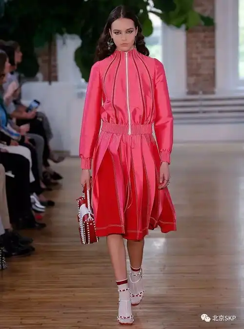  valentino2018早春系列新品街头风潮浪漫格调