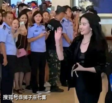  种整容叫刘亦菲生图,穿西装比平时胖十斤,这才是人间芭比
