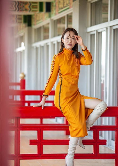  新加坡女神范文芳气质不俗,穿土黄色长裙高级惊艳,美得独特