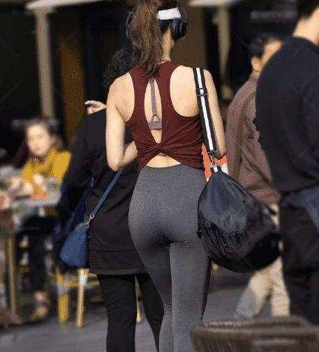  黑色无袖上衣加白色低腰打底裤,带一点帅气,又很显气质