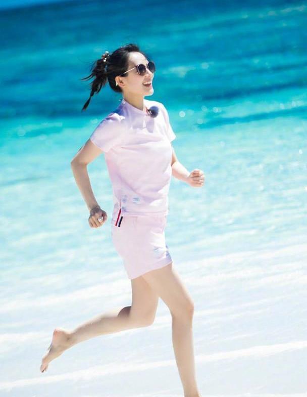  章子怡国外美得出众穿白裙戴墨镜优雅又迷人,这才是教科书穿搭