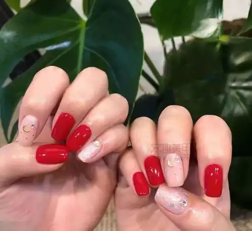  头版美甲女神标配红色美甲