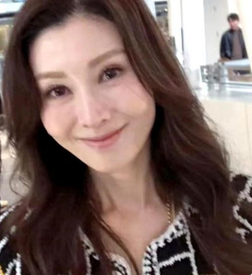  当54岁李嘉欣和大8岁的富豪老公亮相,二人一同框,画面就尴尬了