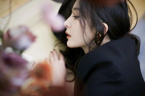  杨幂壁纸第64期幂幂西装套装搭配钻石长袜,美艳优雅气场十足