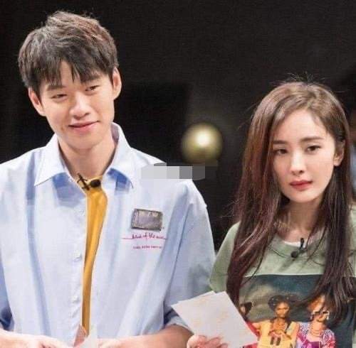  继续撒糖魏大勋现身机场心情好,衣服与杨幂是同款还是情侣装