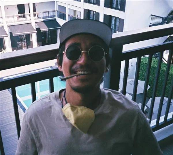  65岁张国立近照曝光,弯腰驼背略发福,一把年纪还拍戏看来是真爱