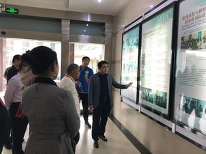  重庆大学90周年校庆期间校友参观光电工程学院实验室