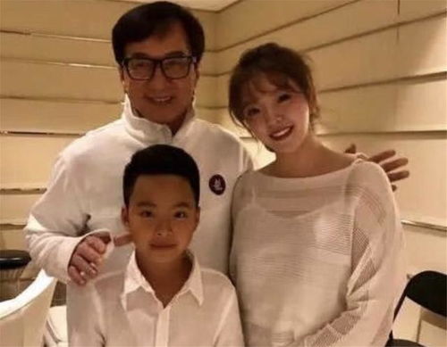  爸爸是华谊老总,与妈妈似一对姐妹花,如今才21岁就已经身价过亿