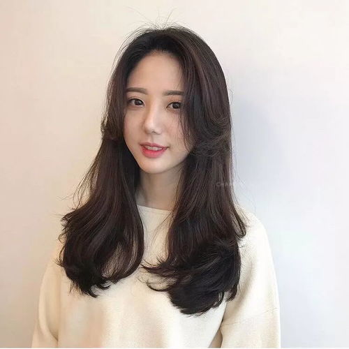  自然随意的中长烫发