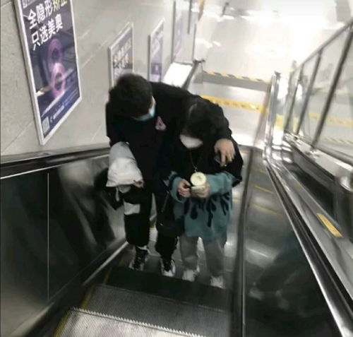  情侣头像云中谁寄锦书来,雁字回时,月满西楼