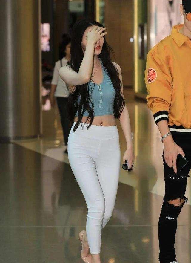  白色瑜伽裤穿出自然匀称美,小姐姐展现迷人体态,美丽动人