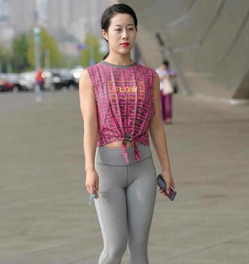  清秀可人的瑜伽裤美女,让造型远离俗套感,非常不错