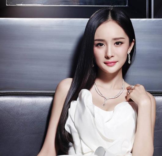  14年前为刘亦菲撑伞,如今变身收视女王,旗下艺人广告费一年37亿