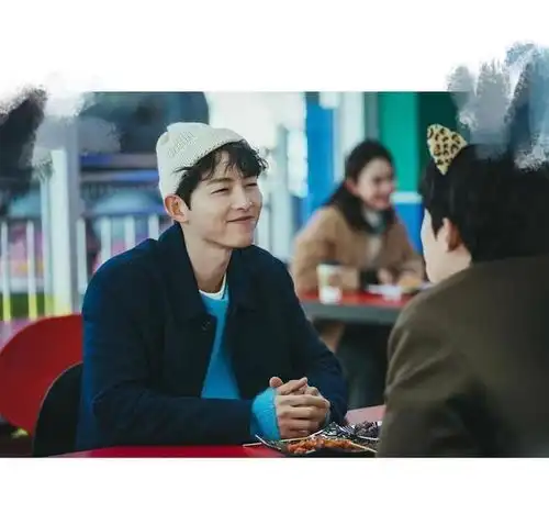 文森佐宋仲基营销翻车,撞脸土味女网红,后者更显年轻紧致 文森佐宋仲基营销翻车,撞脸土味女网红,后者更显年轻紧致