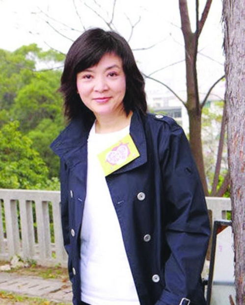  原创周润发宠妻33年,却膝下无子,陈荟莲刚年过60,看着十分显老