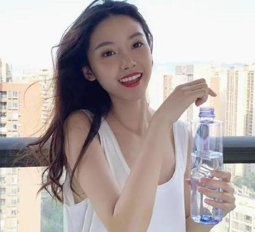  14岁走红网络的剪刀手女孩,近照流出后,当年说娶她的网友沉默了