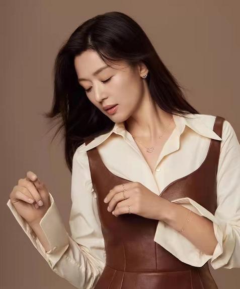  刘诗诗越来越有女人味穿渐变纱裙小鸟腿藏不住,撞衫全智贤不输