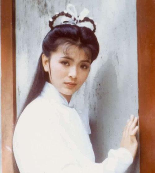  周润发幼女夭折,膝下无后,裸捐56亿,买地摊坐公交,月销800