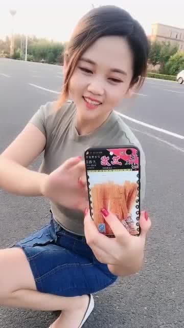  牛仔短裙女士,洋溢着青春气息