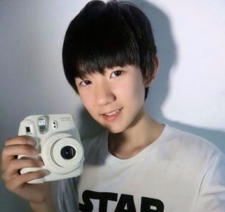  tfboys霸占暑期荧幕王俊凯王源同性吻照火爆揭成员亲密照